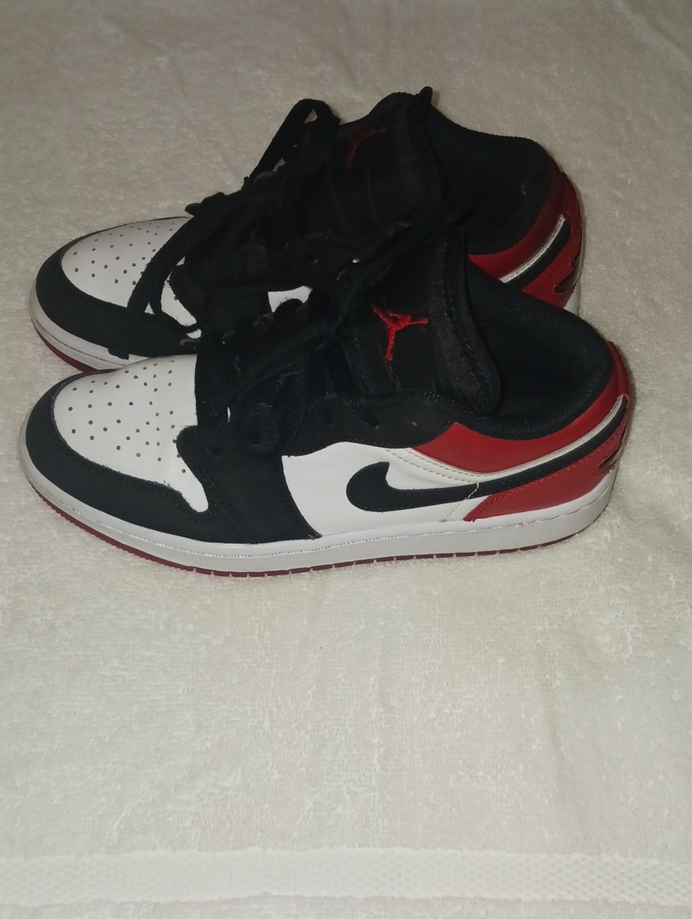 Nike Kids Low-Top Sneakers in White/Black/Red